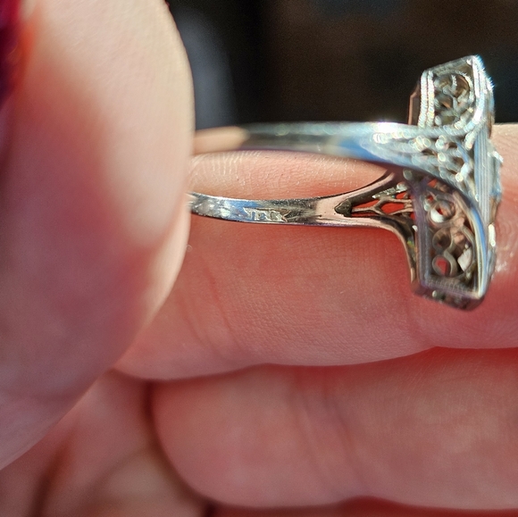 18k antique diamond ring size 7 3/4. Stamped 18k. Amazing and hard to find. Midd - Picture 8 of 13